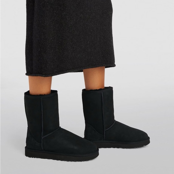 UGG Classic II
Girls' Grade School  Boots
sku #: 1017703K-BLK - Picture 1 of 6